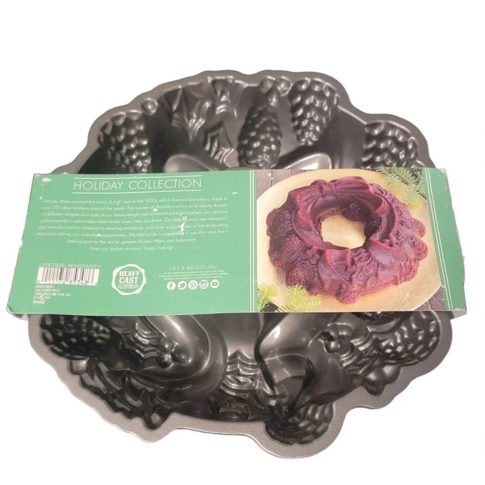Nordic Ware Holiday Collection Heavy Cast Aluminum Ribbon‎ Bundt Pan